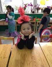每周的公眾演講，看著她從剛開(kāi)始的羞澀到后來(lái)的落落大方，我看到了她的進(jìn)步